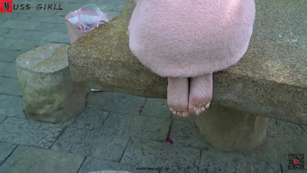[MussGirl]慕丝女郎视频 No.027 人气网红主播月亮姐姐有幸约得户外拍摄 - 慕丝女lang